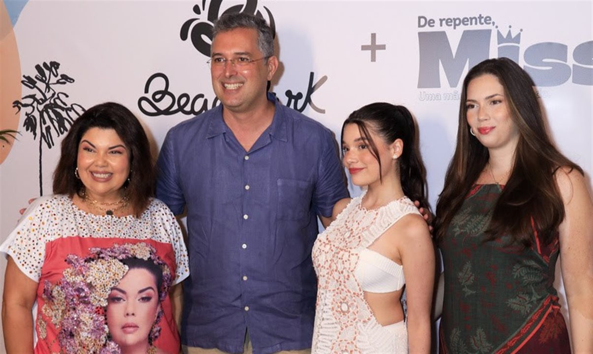 O CEO do Grupo Beach Park, Murilo Pascoal, entre as atrizes Fabiana Karla, Giulia Benite e Beatriz Rossetti