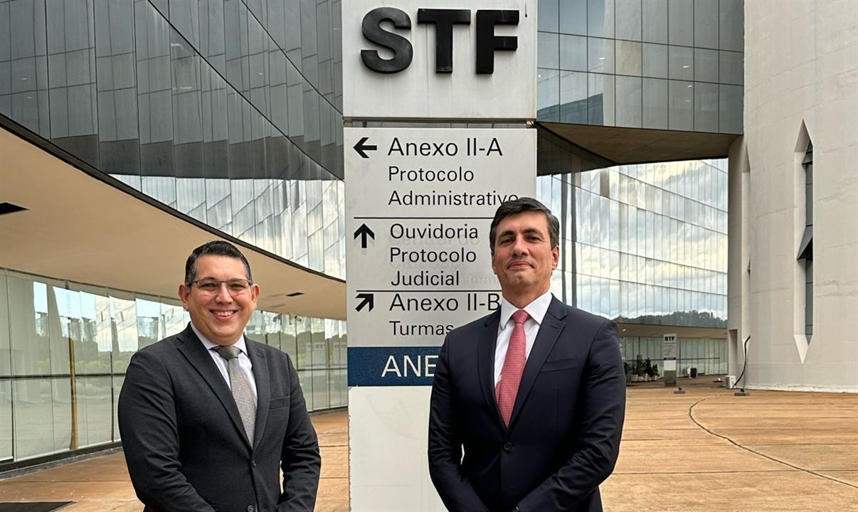 Fabiano Camargo, da Braztoa, e o advogado Rodrigo Dias em frente ao STF em Brasília
