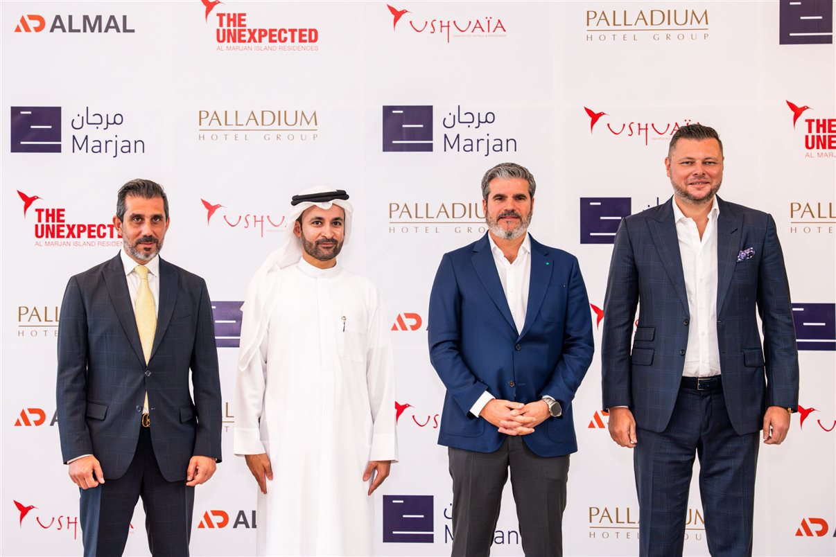 Jesús Sobrino, do Palladium Hotel Group, com executivos da  Al Marjan e Almal Real Estate Development