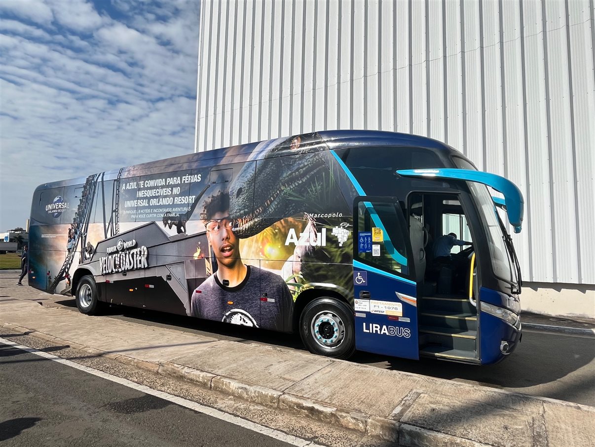 Atrações do Universal Orlando Resort, como a nova Jurassic Velocicoaster, estampam dois ônibus da Azul