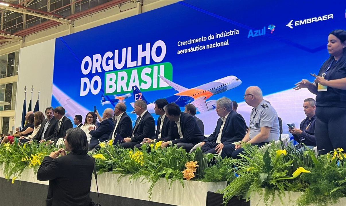 Time da Azul em evento com presidente Lula e Embraer