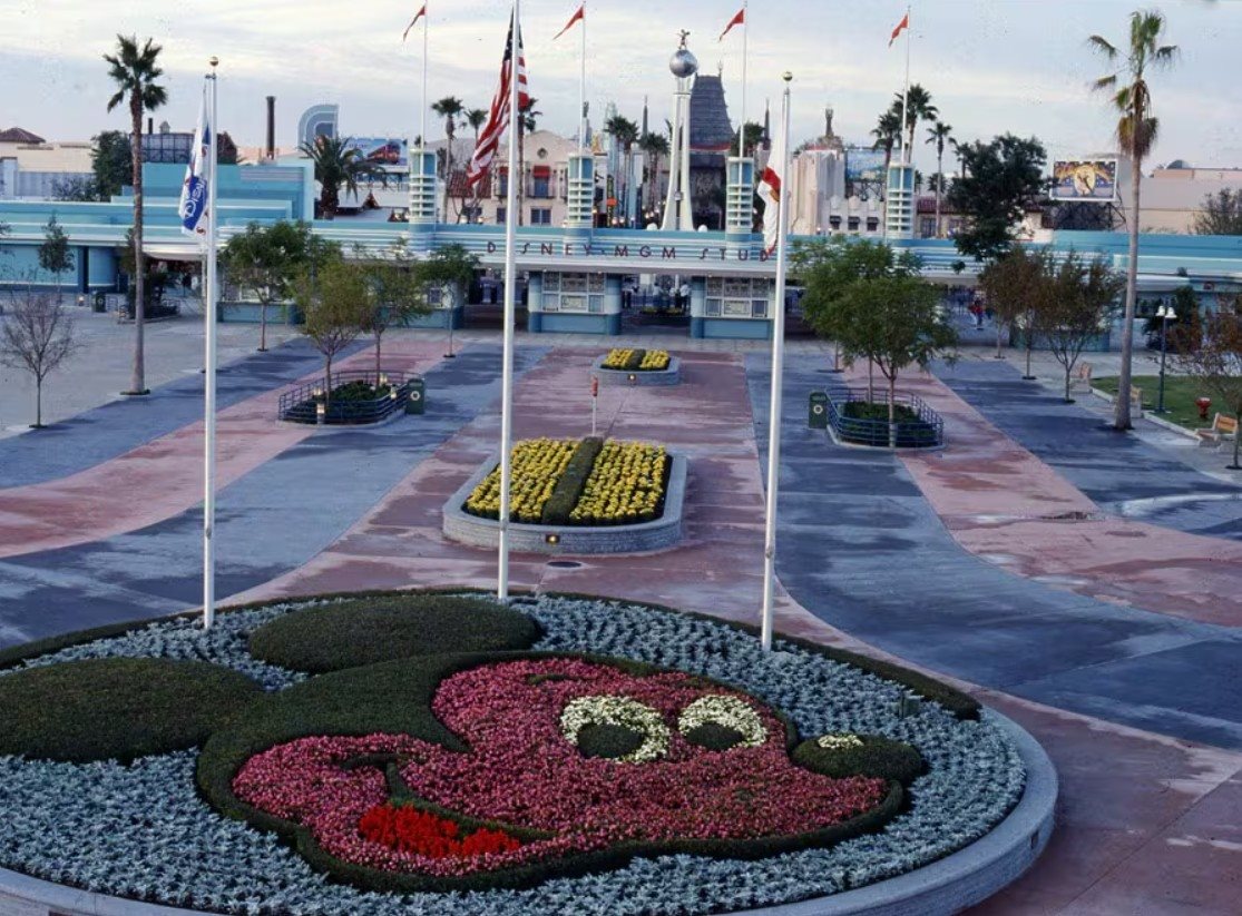 Vista da entrada do parque anos atrás com seu nome original, Disney-MGM Studios, na marquise