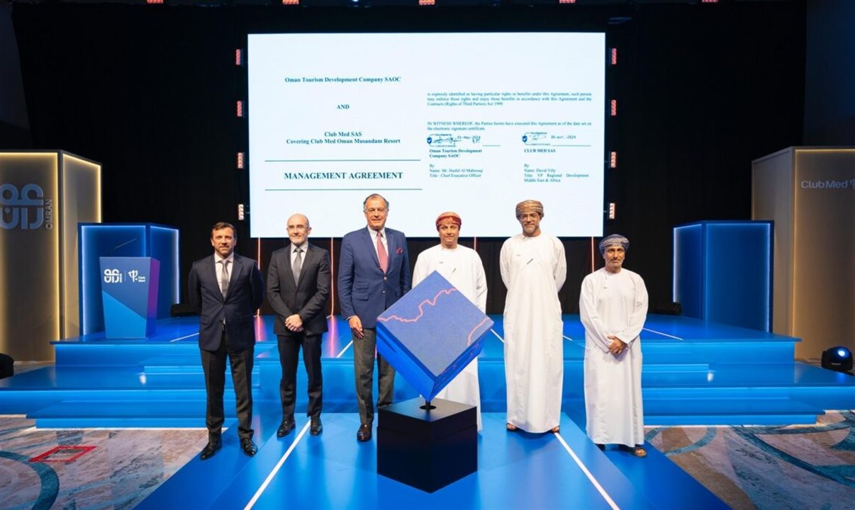 Evento de assinatura contou com a presença de Nasr Hamoud Al Kindi (secretário Geral dos Assuntos da Corte Real), Sayyed Ibrahim Said Al Busaidi (governador de Musandam, Salem Mohammed Al Mahruqi (ministro do Patrimônio e Turismo), Abdulsalam Mohammed Al Marshadi (presidente da Autoridade de Investimentos de Omã), Véronique Aulagnon (embaixadora da França em Omã), Azzan Qassim Al Busaidi (subsecretário de Turismo do Ministério do Patrimônio e Turismo) Hashil Obaid Al Mahruqi (CEO do Grupo Omran) e Henri Giscard d'Estaing (CEO do Club Med)