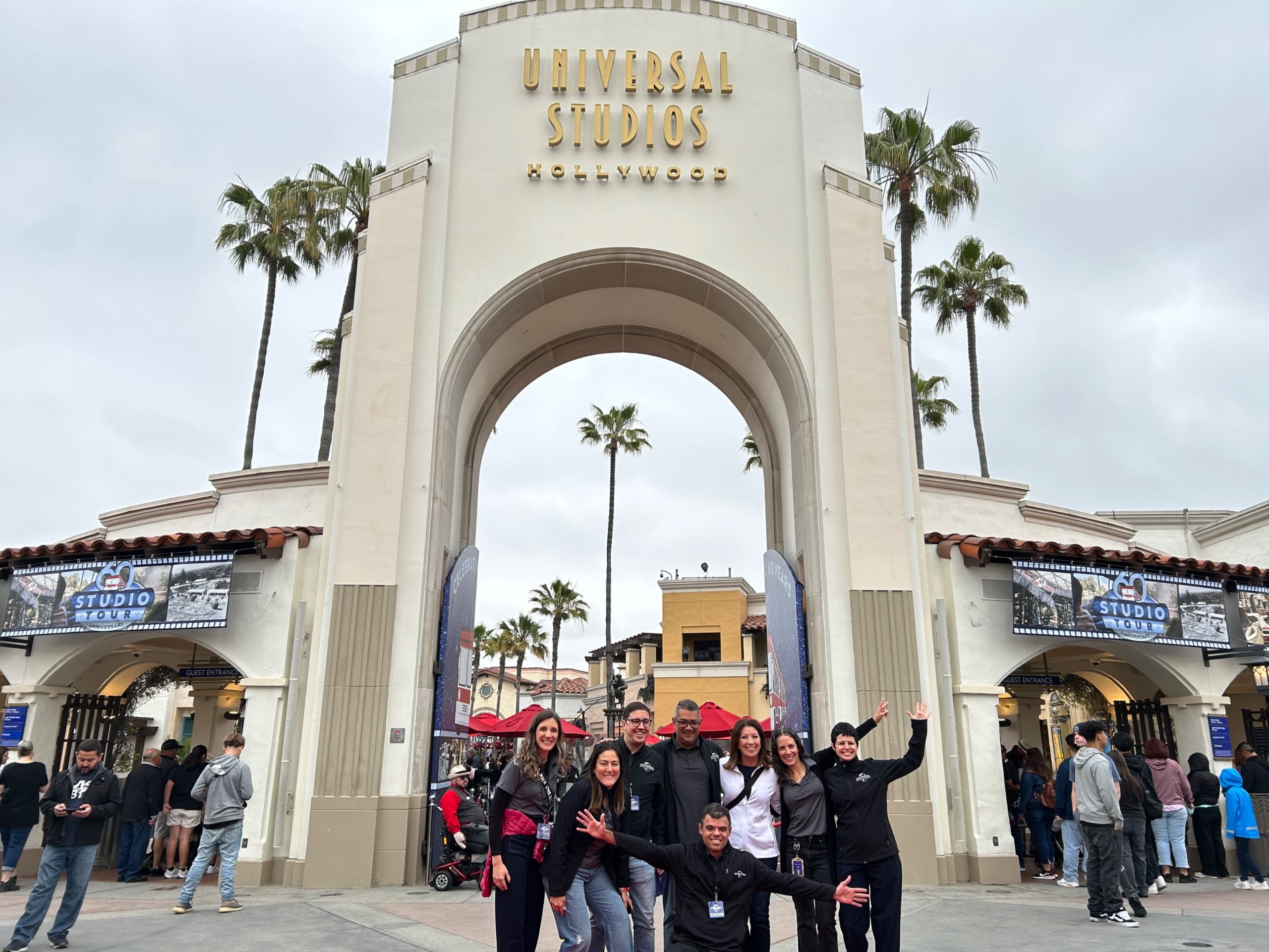 Equipe Universal Destinations na entrada da Universal Studios Hollywood