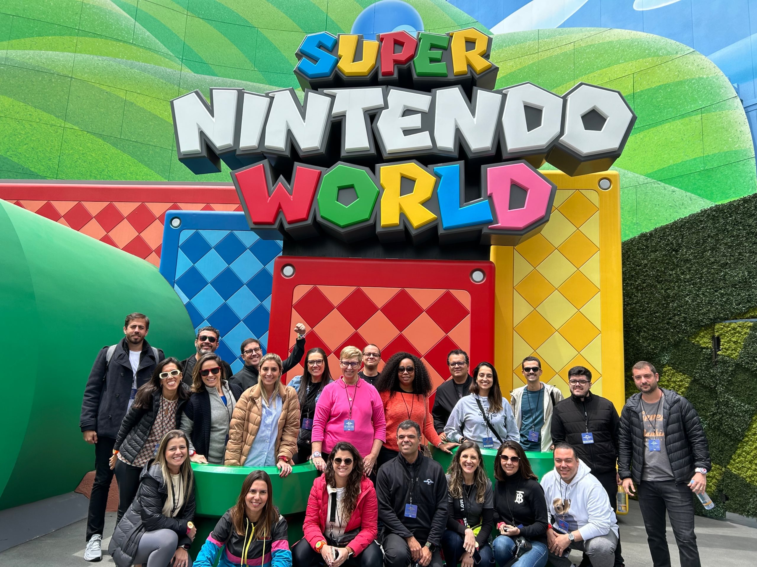 Operadores na área temática da Super Nintendo World