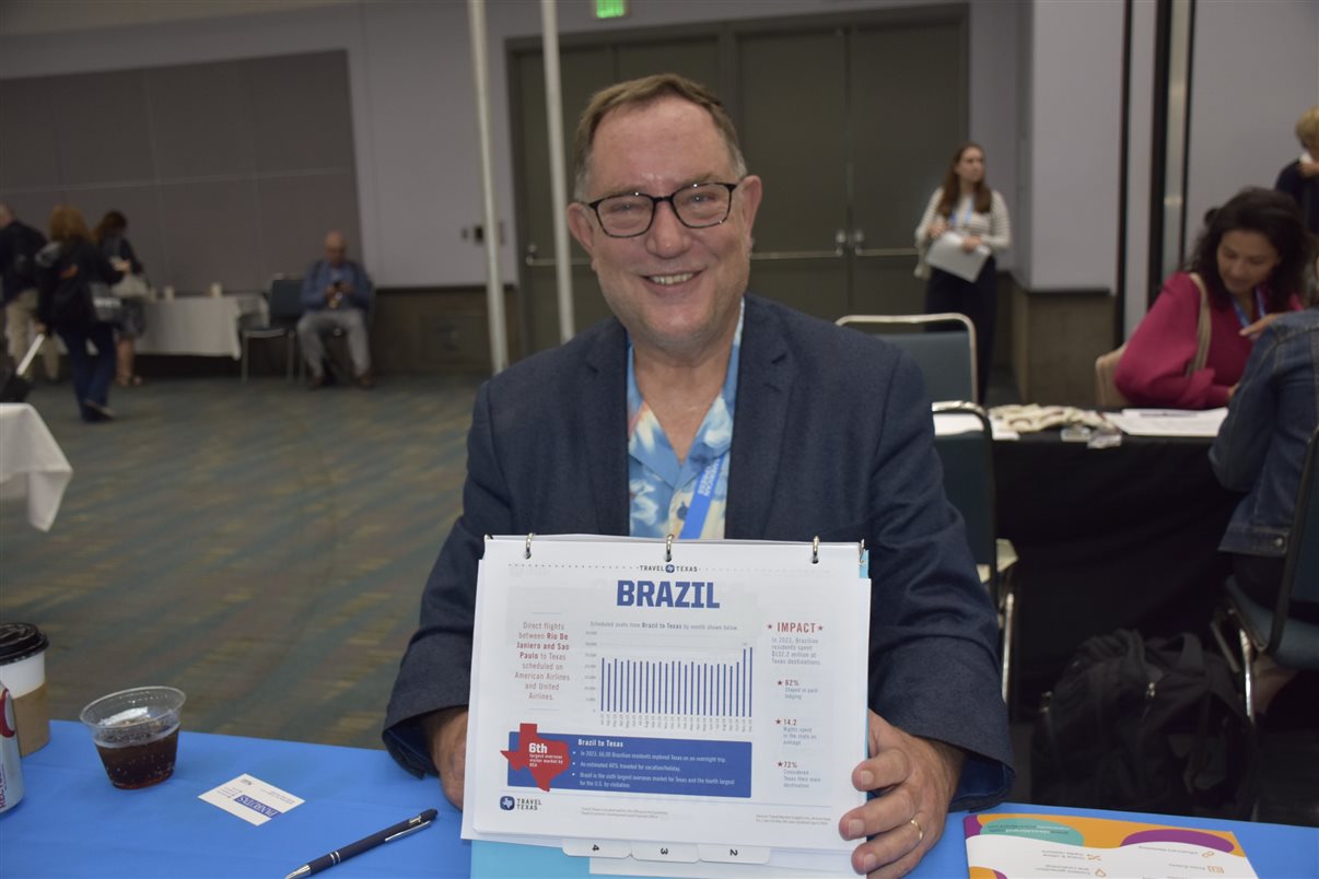 Tommy Woods, do Travel Texas, mostra com orgulho os números de brasileiros no seu Estado