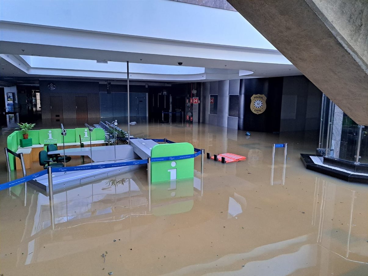Aeroporto Salgado Filho sofre consequências da enchente em Porto Alegre
