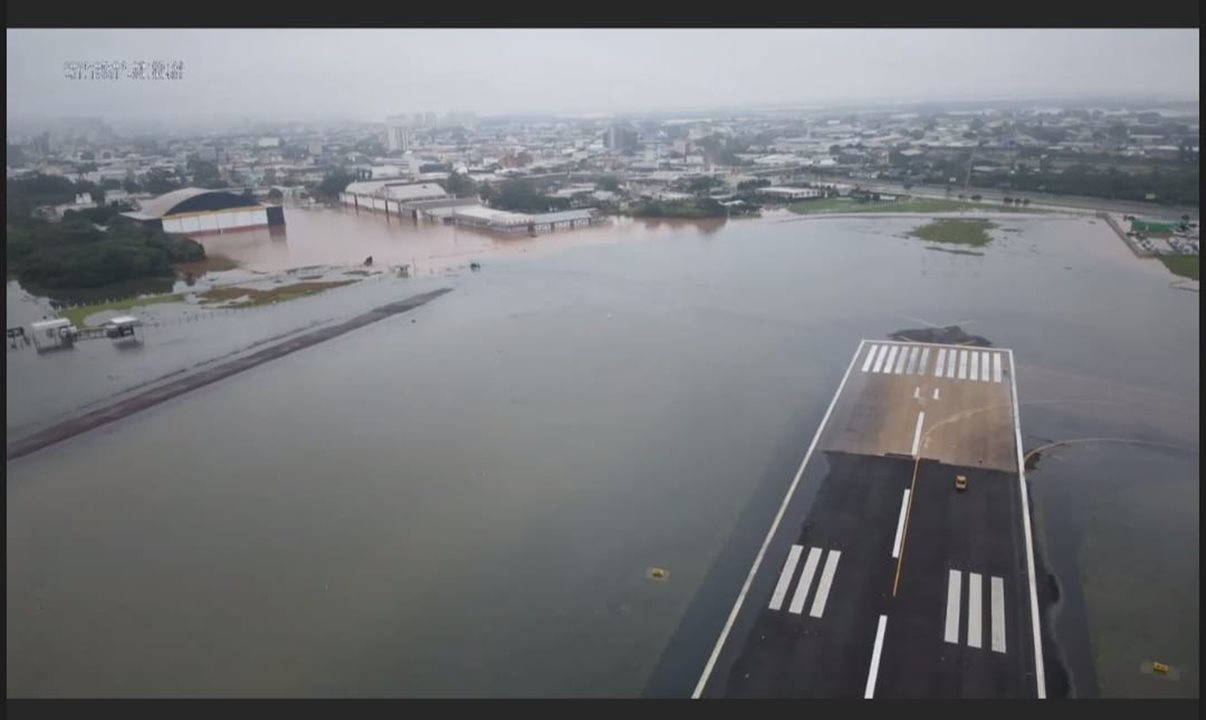 Pista do Salgado Filho ficou totalmente alagada durante as chuvas que atingiram o Rio Grande do Sul no começo de maio