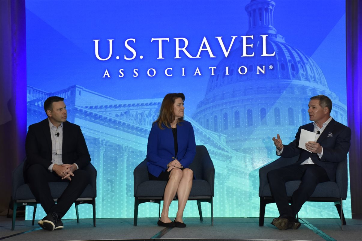 Kevin Mcaleenan e Patty Cogswell, especialistas de Segurança, com Geoff Freeman, CEO da US Travel Association