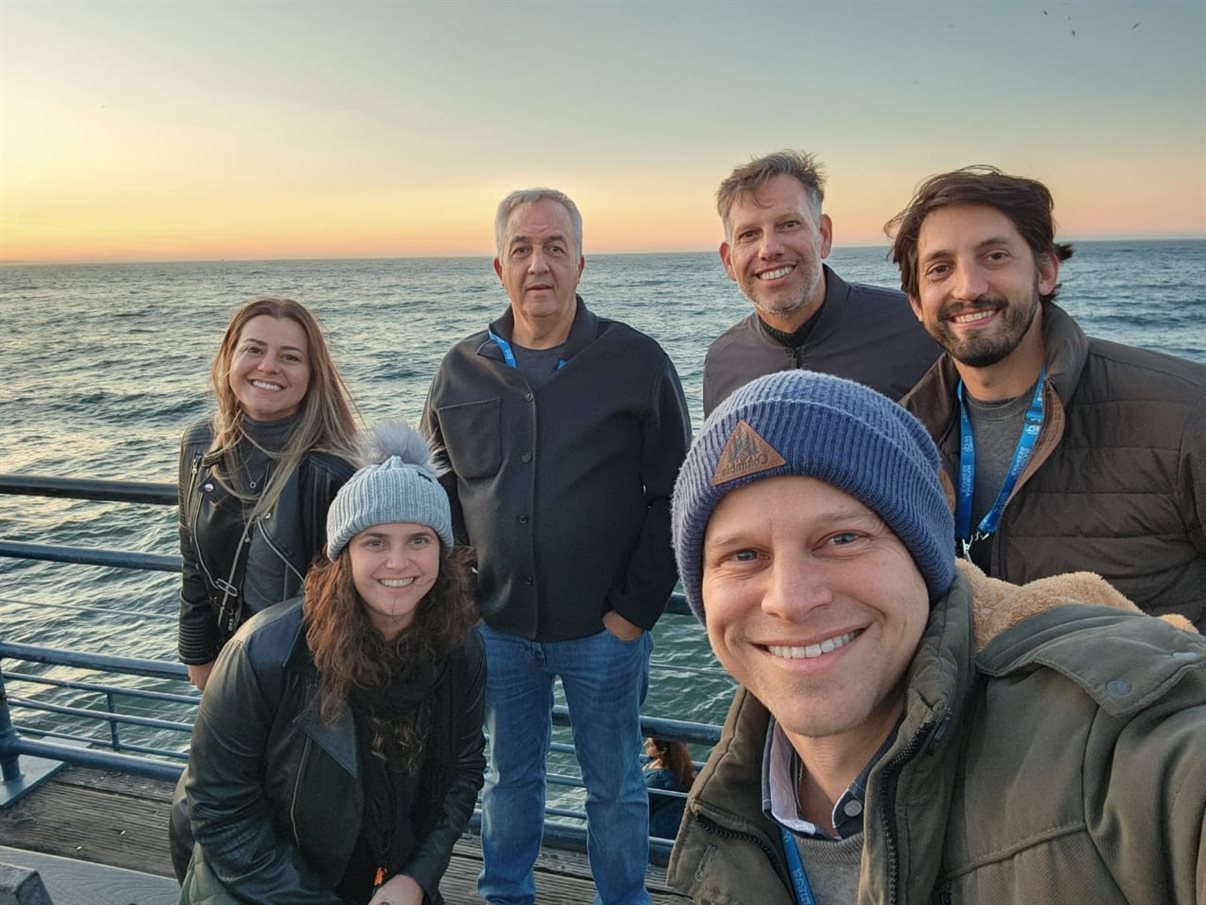 Encontro no Santa Monica Pier: Natália Saderi e Giulliana Mesquita, da Azul Viagens, Sylvio Ferraz, da BeFly, e Ricardo Sidaras, Flávio De Sica e José Guilherme, da PANROTAS