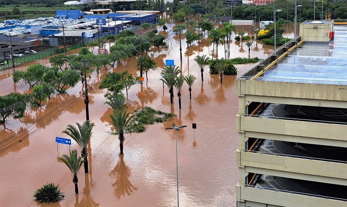 Este é o estado atual do aeroporto de Porto Alegre por conta das chuvas no Rio Grand do Sul
