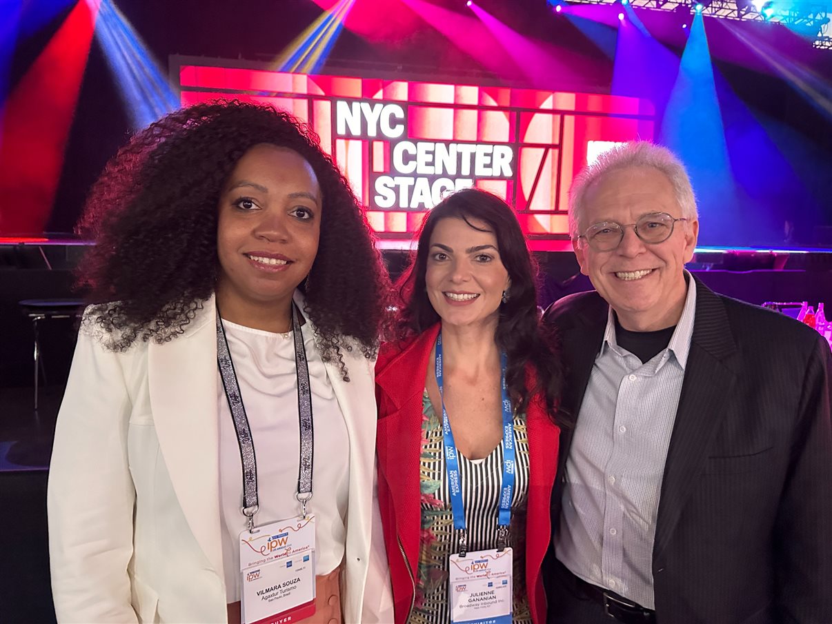 O vice-presidente da The Broadway Collection, Bob Hofmann, com Vilmara Souza, da Agaxtur, e Julienne Gananian, representante da Broadway Inbound no Brasil