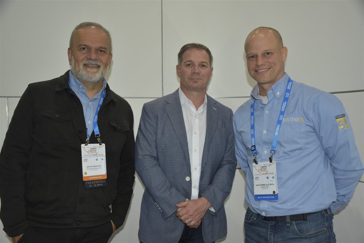 Geoff Freeman, CEO da US Travel Association, entre Artur Andrade e José Guilherme Alcorta, da PANROTAS, única mídia brasileira com estande no IPW 2024