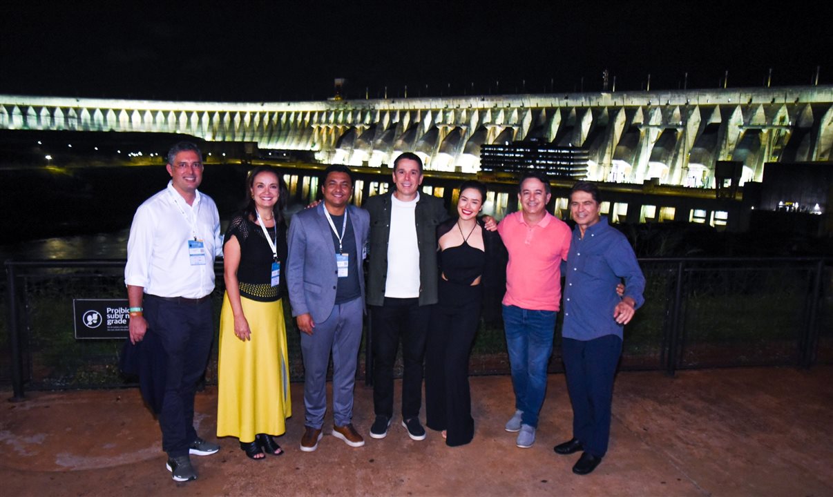 Murilo Pascoal e Carolina Negri, do Sindepat, Yuri Benites, do Parque Tecnológico Itaipu, Felipe Carreras, deputado federal, Amanda Richter, atriz, Munir Calaça, da Urbia Cataratas, e Alain Baldacci, do Wet'n Wild