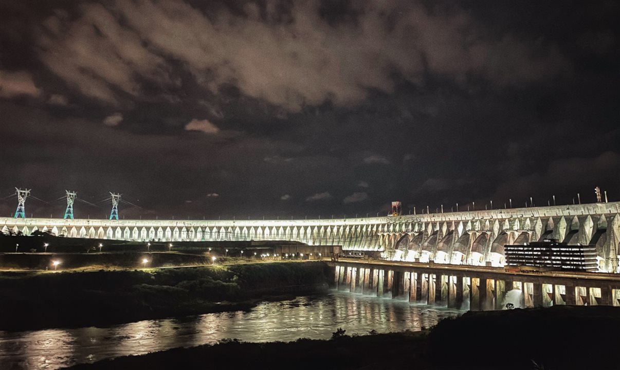 Itaipu iluminada para os convidados do Sindepat