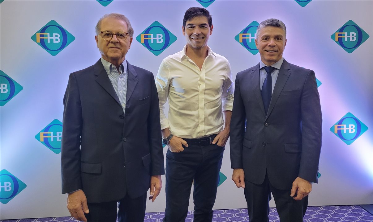Marcos Fernando, CEO da B2B Reservas, entre Orlando Souza e Beto Caputo, do Fohb