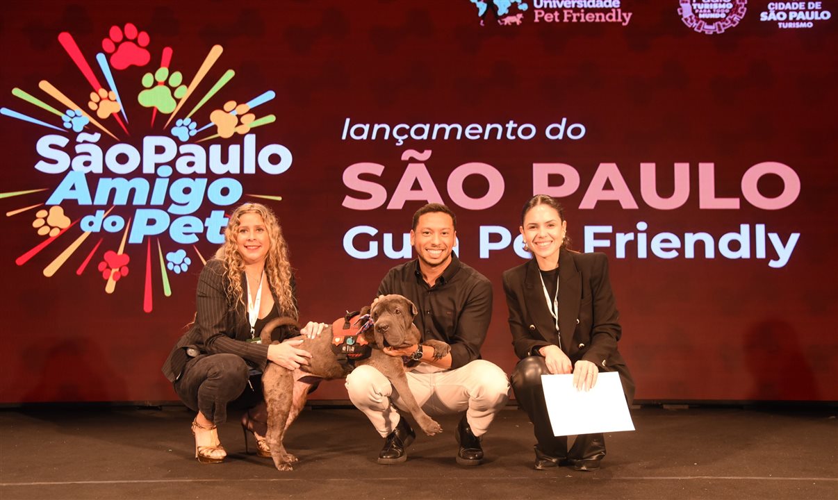 Cris Berger, da Universidade Pet Friendly e autora do guia, Rodolfo Marinho e Karolini Barbosa, da Secretária de Turismo de São Paulo