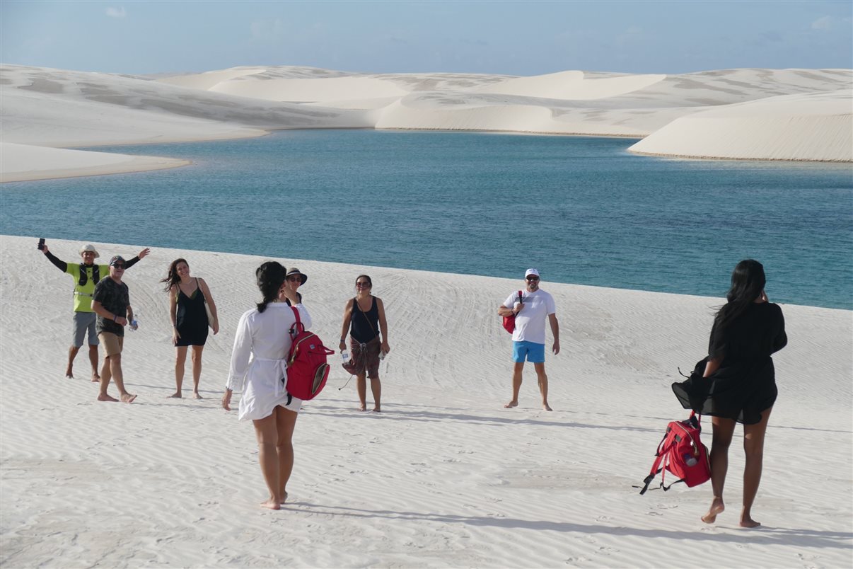 Agentes de viagens do famtour da Flot nos Lençóis Maranhenses