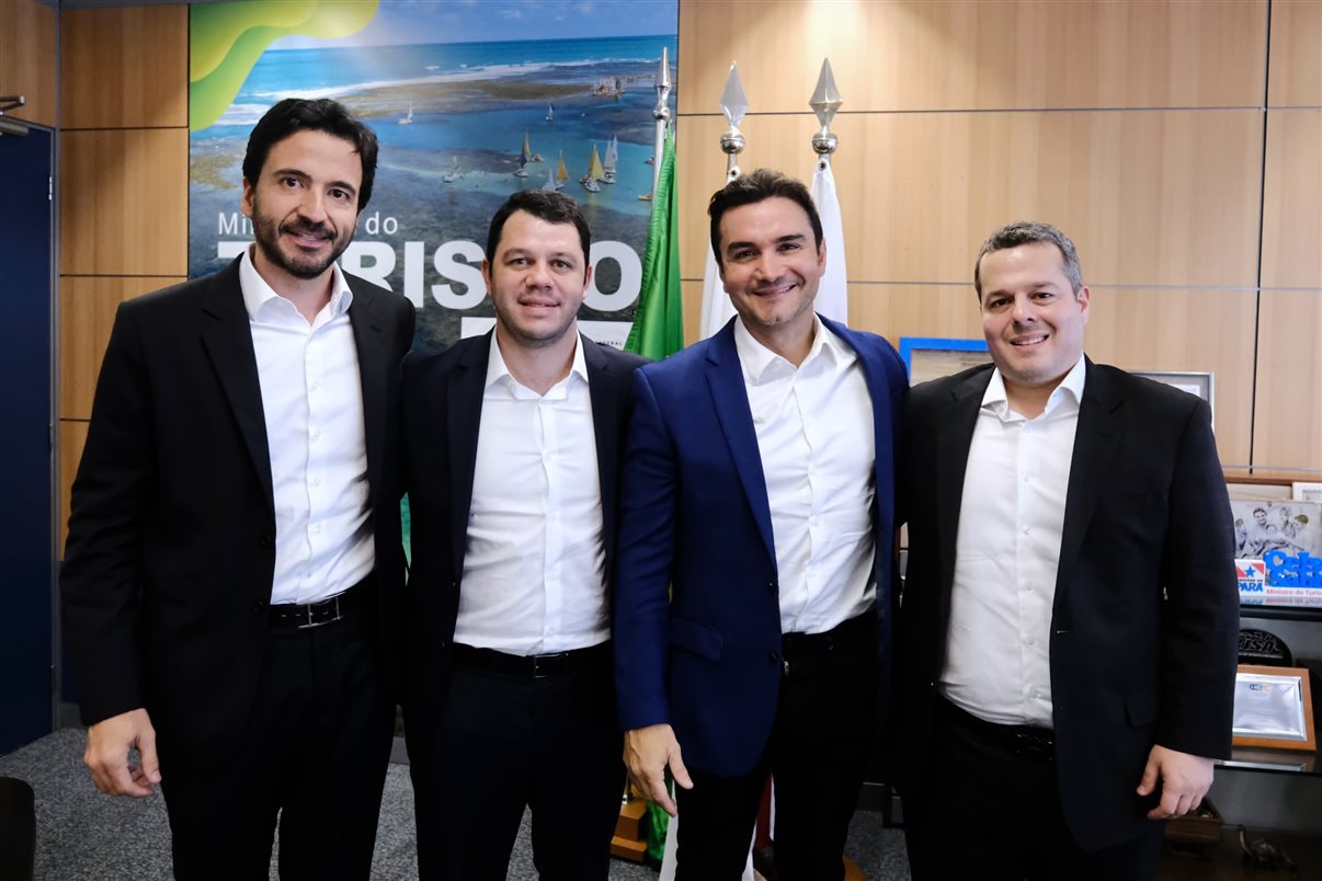Eduardo Malheiros, CEO do Grupo Wish, Ronaldo Beber, CEO da Gramado Parks, Celso Sabino, ministro do Turismo, e o empresário Marcos Jorge, da RTSC