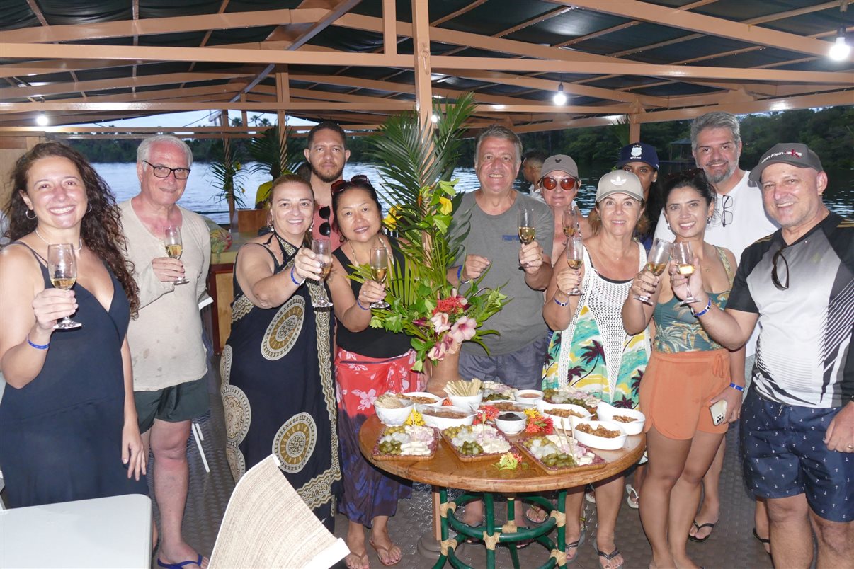 Famtour da Flot Viagens teve coquetel surpresa a bordo do catamarã do Porto Preguiças Resort, em Barreirinhas, em parceria com a Rota das Trilhas