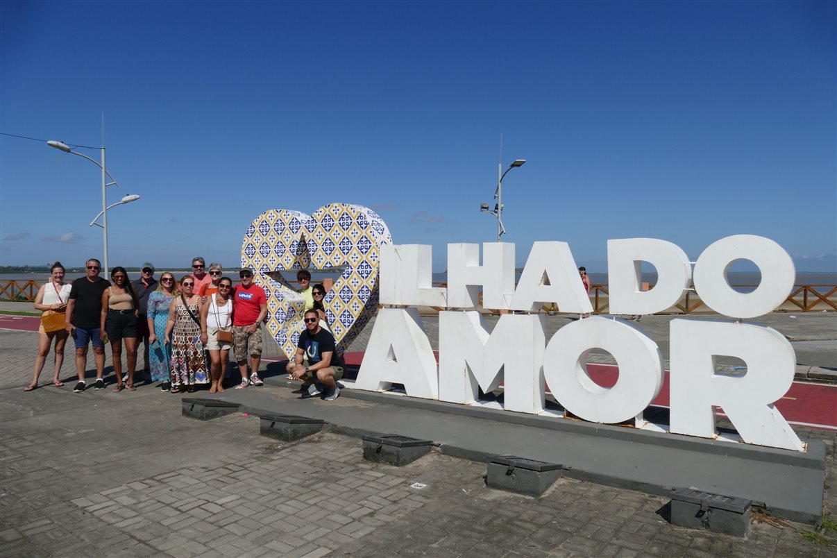 Agentes de viagens do famtour da Flot no Espigão Costeiro da Ponta d'Areia, em São Luis do Maranhão