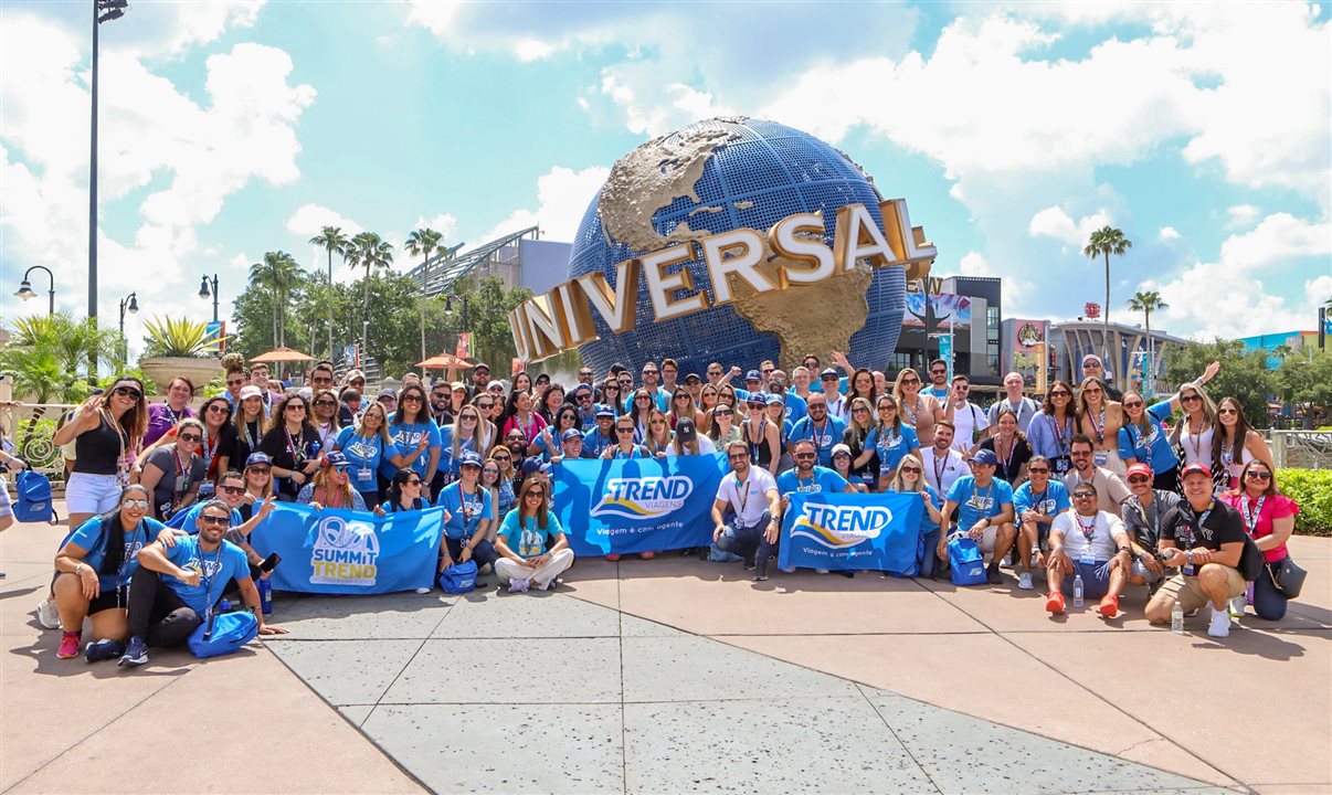 Grupo na foto clássica: em frente ao globo da Universal