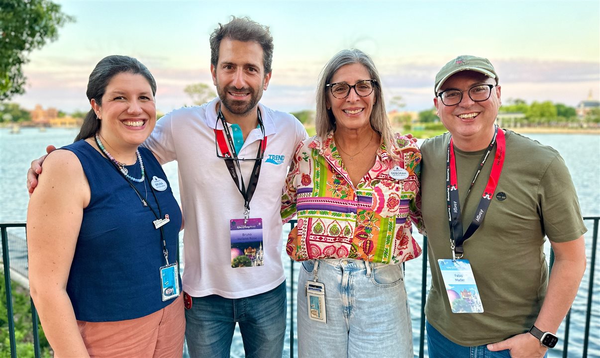 Bruna Bertozzo e Déborah Baldin, de Disney Destinations, com Bruno Heleno, da Trend, e Fábio Mader, da CVC Corp