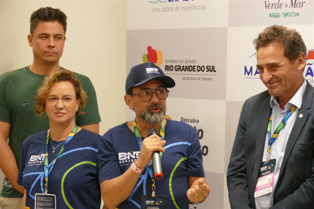 Geninho Góes (CEO da BNT Mercosul) entre Thiago Velasques (secretário de Turismo de Balneário Camboriú), Andrezza Negrini (presidente do BC Convention) e Milton Zuanazzi (secretário de Planejamento, Sustentabilidade e Competitividade do MTur)