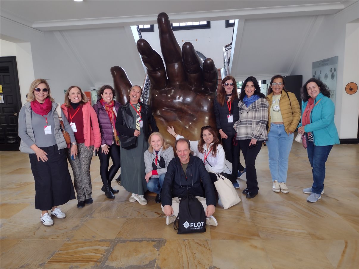 O grupo do famtour da Flot junto à escultura da mão, de Fernando Botero, na entrada do Museu Botero, em Bogotá