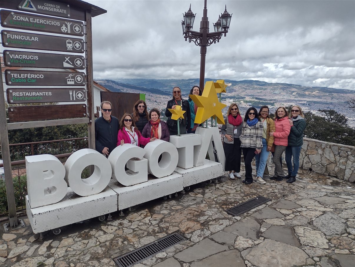 Grupo da Flot faz foto no alto do Cerro de Monserrate