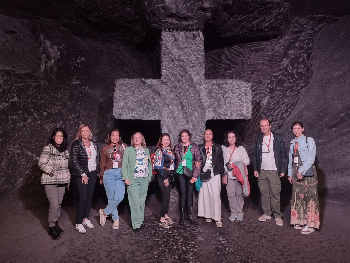 O grupo da Flot posa junto à cruz de uma das estações da Via Crucis, primeira parte do passeio na Catedral de Sal de Zipaquirá