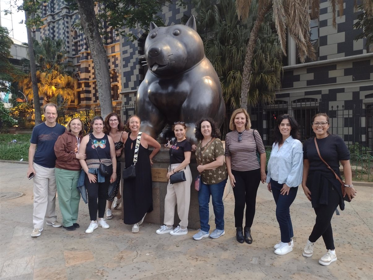 Grupo da Flot junto à obra “Perro” (1993, em bronze), de Fernando Botero, na Plaza Botero, no Centro de Medellín