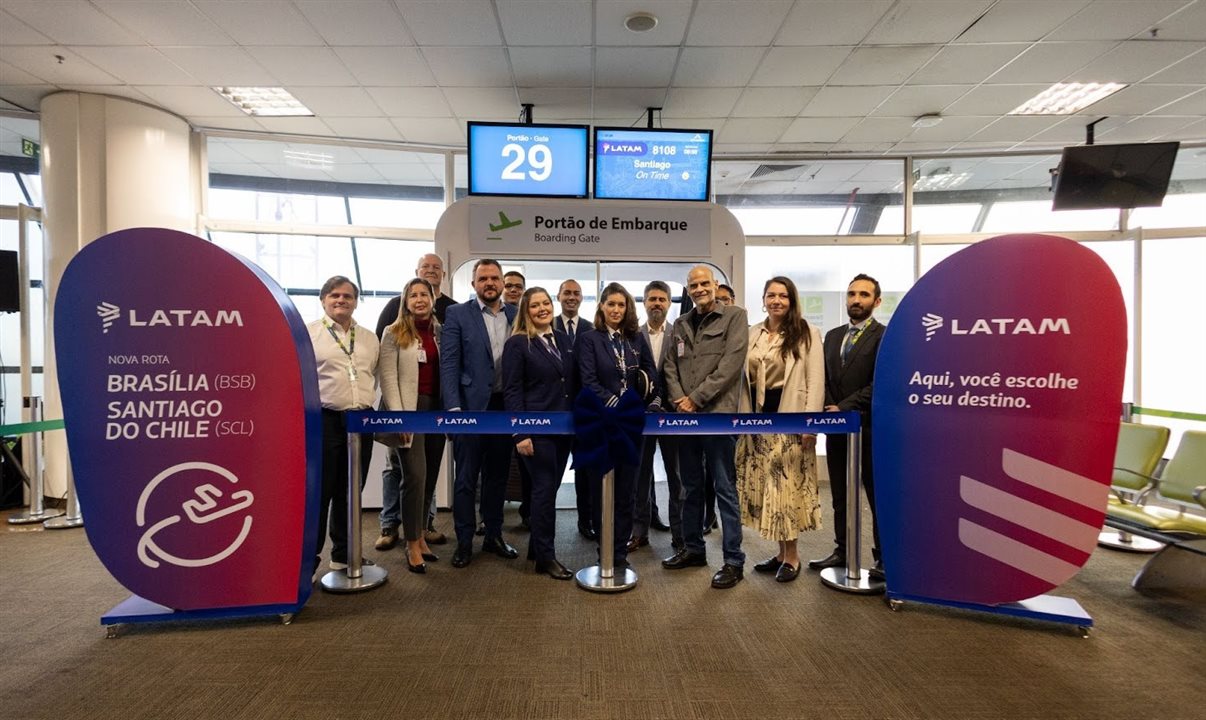 Corte de fita no Aeroporto de Brasília com Tomé Franca (secretário Nacional de Aviação Civil do Ministério de Portos e Aeroportos), Paco Britto (secretário de Relações Internacionais do Distrito Federal), Eduardo Macedo (gerente de Assuntos Públicos da LATAM Brasil) e a tripulação responsável pelo voo inaugural