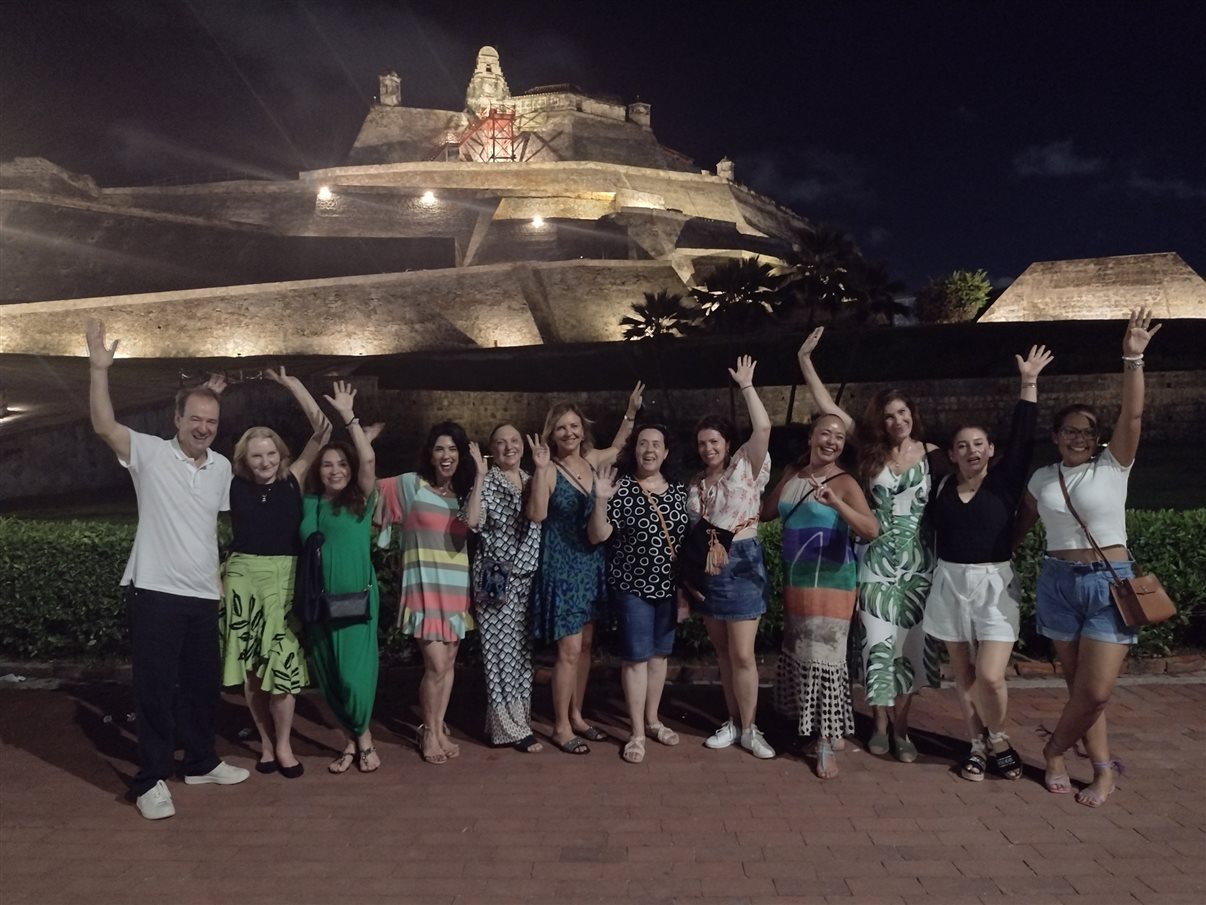 O animado grupo da Flot posa junto à Cidade Velha de Cartagena de Indias, durante o passeio da 