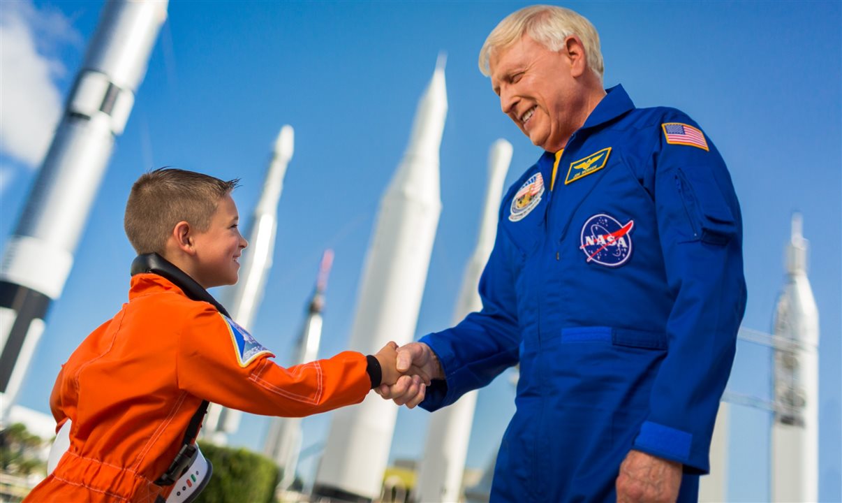 Visitantes podem conversar com grandes astronautas da NASA