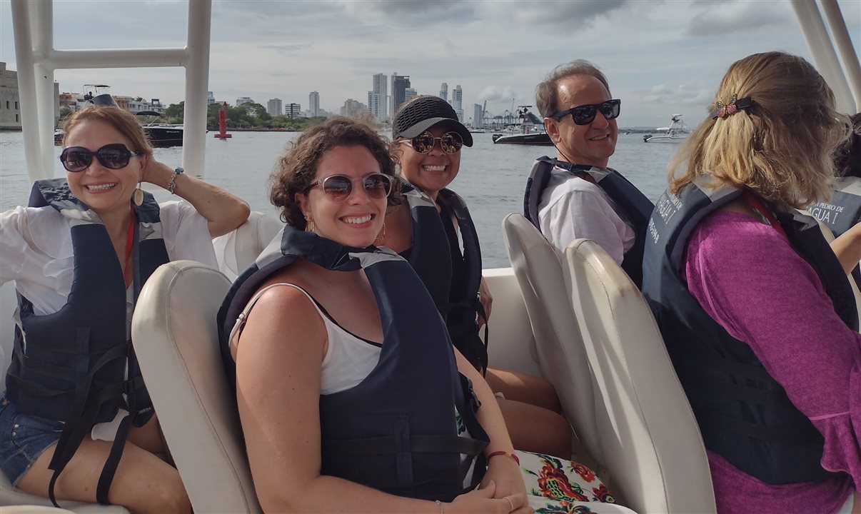 Na lancha rápida antes de partir para o Hotel San Pedro de Majagua, no Muelle de la Bodeguita, em Cartagena de Indias: Valéria Brito, da Trajeto Turismo; Juliana Figueiredo, da GD Turismo; Geyse de Queiros, da Queiroz Travel; e Eduardo Barbosa, da Flot