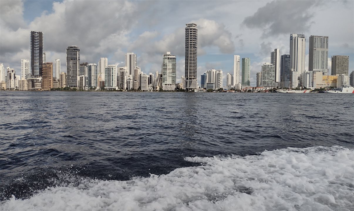 Linha de edifícios de Cartagena de Indias vista desde a lancha rápida para o Hotel San Pedro de Majagua