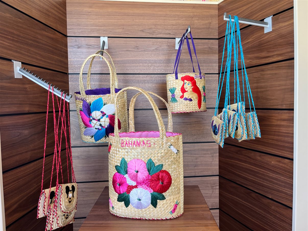 Souvenires da Disney feitos por artistas locais das Bahamas na loja Treasures of Eleuthera