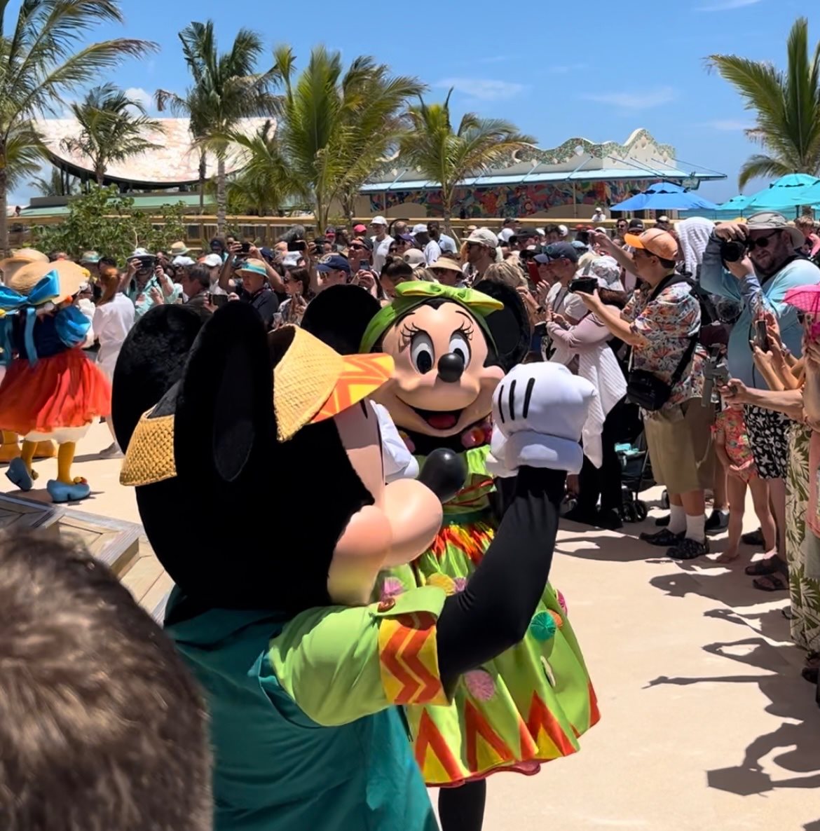 Mickey e Minnie são atrações do Junior Junkanoo