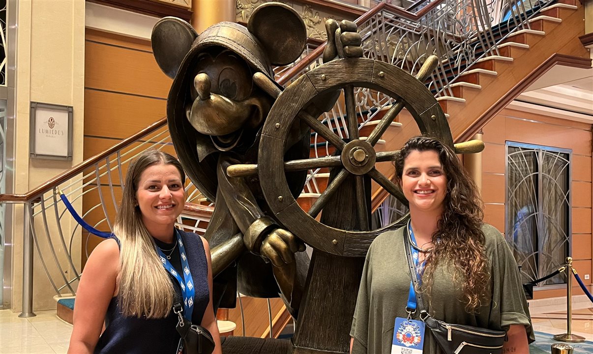 Natalia Saderi e Giulliana Mesquita, da Azul Viagens, a bordo do Disney Magic
