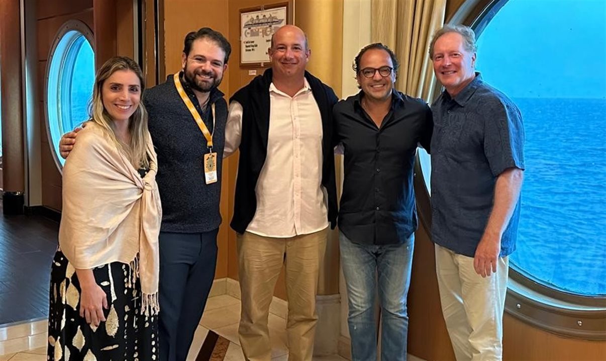 Paula Rorato e Fabio Godinho, da CVC Corp, entre Alejandro Flores, Alexander Haim e Jeff van Langeveld, da Disney Destinations