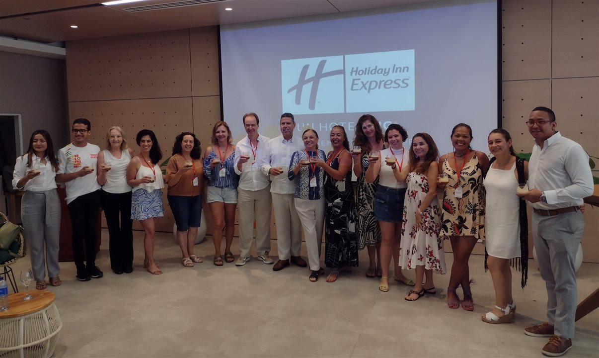 O grupo da Flot com os executivos do Holiday Inn Express Cartagena Bocagrande e da Corporação de Turismo de Cartagena brindam com o drinque de café e uísque