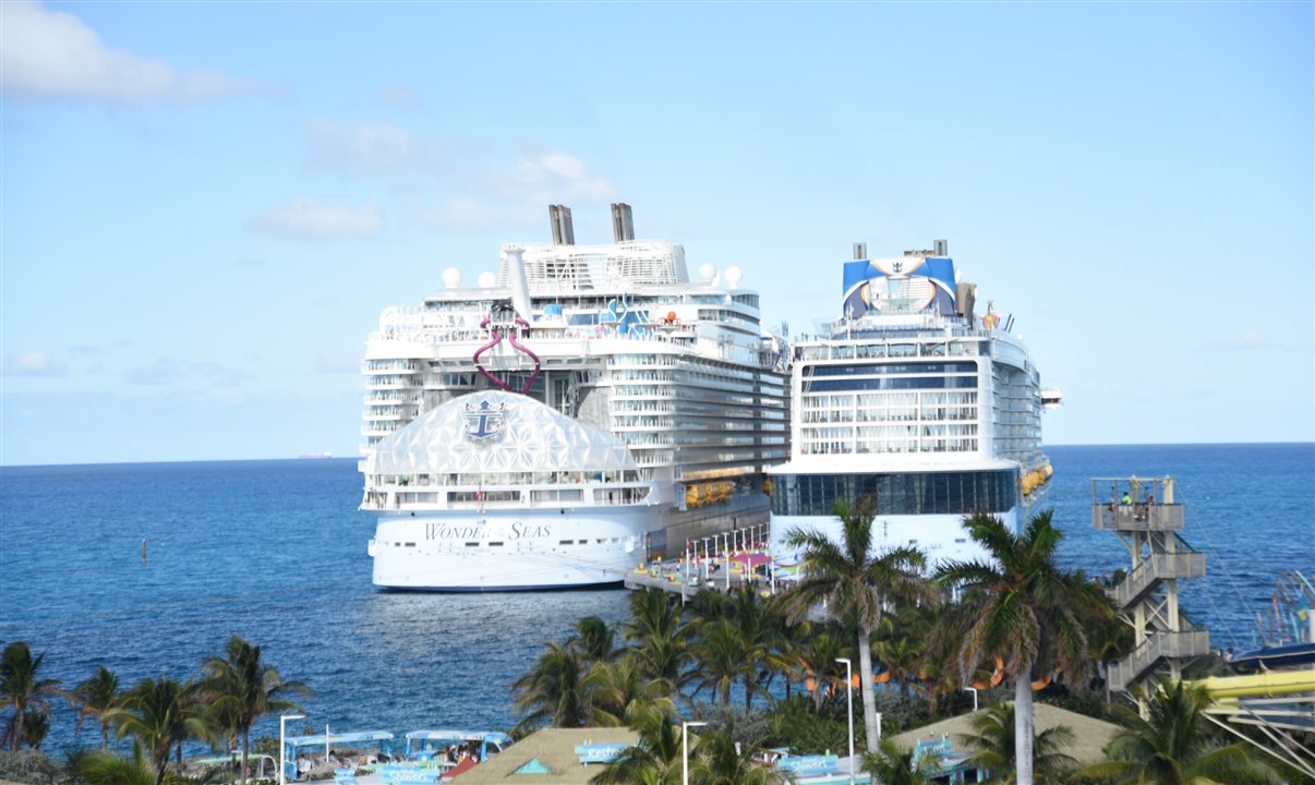 Um exemplo da evolução dos navios: atracados em CocoCay, nas Bahamas, Wonder of the Seas e Anthem of the Seas, que comportam, respectivamente, 7 mil e 4,8 mil passageiros