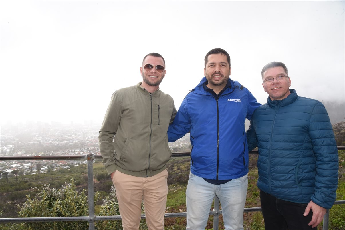 Paulo Lehmkuhl (Conexão Turismo), Vinicius Chagas (Orinter) e Neto Torres (Wings Turismo) na Table Mountain