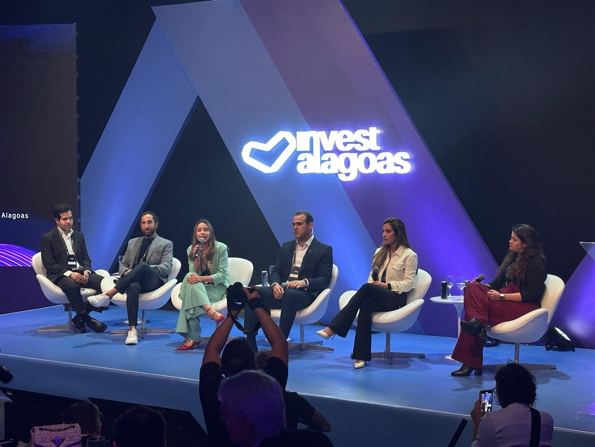 Painel de Turismo e Tecnologia foi destaque no evento InvestAlagoas, com Mário Vasconcelos (Grupo Amarante), Alexandre Apendino (Totvs), Bárbara Braga e Sílvio Bulhões (Alagoas), Adriana Vasconcelos (MME Hotéis) e Giulliana Mesquita (Azul Viagens)