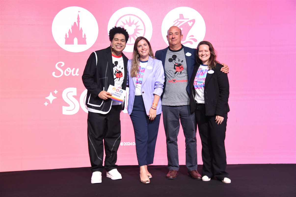 Robson Nunes, que apresentou o evento, posa ao lado de Manuela Gentil Bopp, Alexander Haim e Thais Ramos, da Disney Destinations