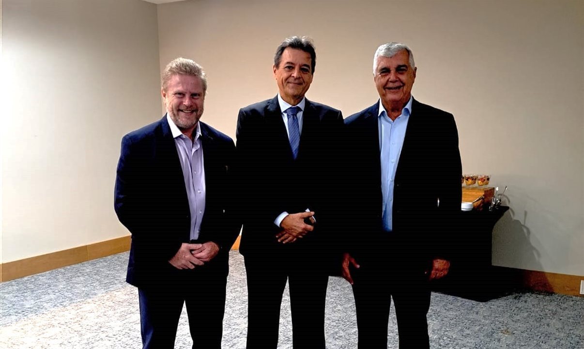 Paulo Michel e José Domingo Bouzon, atual e próximo presidente da ABIH carioca, ao lado de Alfredo Lopes, presidente da HotéisRio