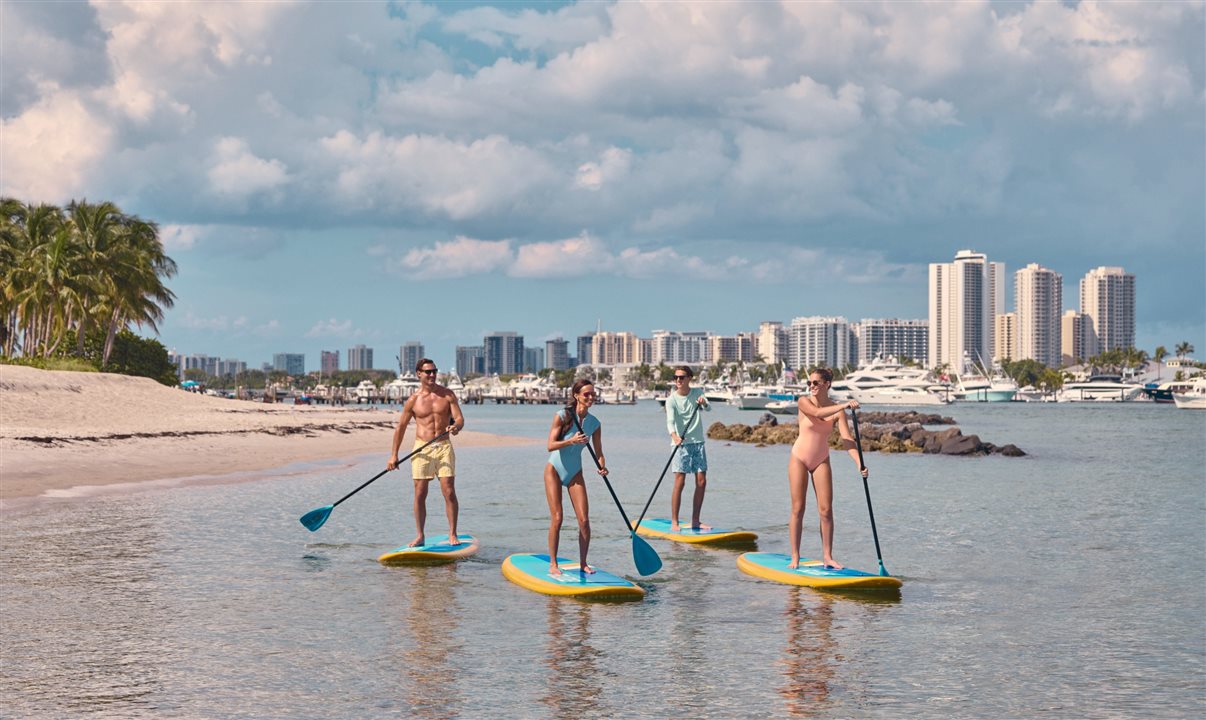 Paddleboarding em Peanut Island é uma das opções de aventura do destino