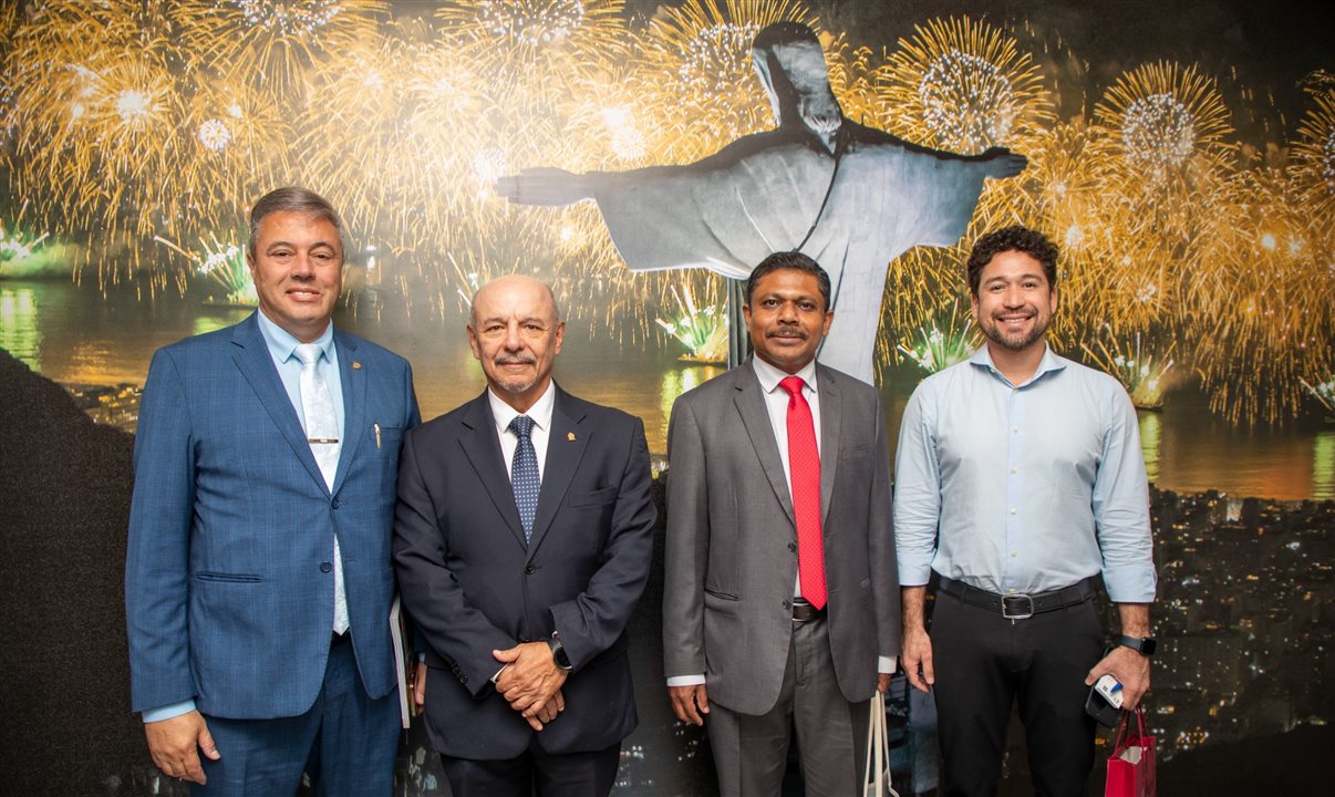 Vereador Eliseu Kessler, Dr. Sohaku Bastos, cônsul geral do Siri Lanka nos Estado do Rio de Janeiro e São Paulo, Sumith Dassanayake, embaixador do Sri Lanka, e Patrick Corrêa, presidente da Riotur