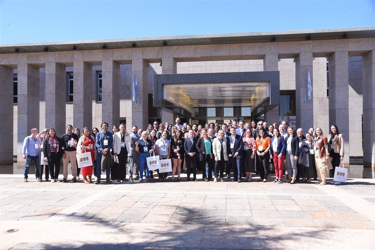 Participantes do roadshow do Visit Buenos Aires reunidos em frente à Embaixada da Argentina no Brasil, onde foi realizado o evento